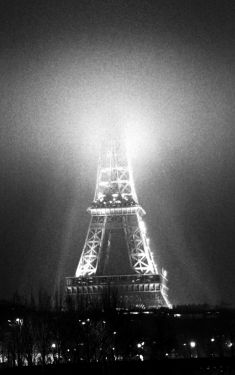 Luc Dartois 2008 - Paris la nuit, brume sur la Tour Eiffel (2)
