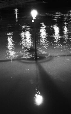 Luc Dartois 2016 - Paris la nuit inondations, Lampadaire sous les eaux