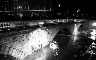Luc Dartois 2016 - Paris la nuit inondations, pont Saint-Michel (2)