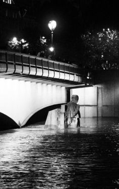 Luc Dartois 2016 - Paris la nuit inondations, Zouave du pont de l‘Alma