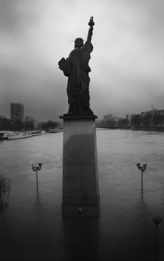 Luc Dartois 2018 - Paris inondations sous la pluie, Statue de la Liberté