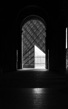 Luc Dartois 2020 - Paris sous confinement, Pyramide du Louvre (2)