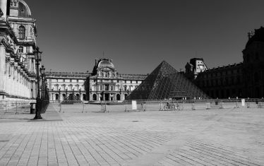 Luc Dartois 2020 - Paris sous confinement, Pyramide du Louvre