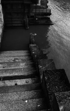 Luc Dartois 2021 - Paris inondations, escaliers du Quai de Conti