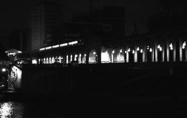 Luc Dartois 2015 - Paris la nuit, métro sur le pont de Bir-Hakeim