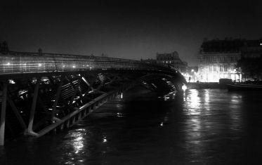 Luc Dartois 2016 - Paris la nuit inondations, passerelle Léopold Sedar Senghor