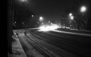 Luc Dartois 2018 - Paris la nuit sous la neige, route enneigée