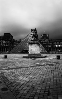 Luc Dartois 2020 - Paris sous confinement, Pyramide du Louvre (3)