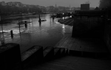 Luc Dartois 2021 - Paris inondations, escaliers du pont d‘Iéna