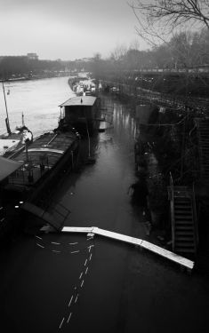 Luc Dartois 2021 - Paris inondations, péniches au port de Suffren